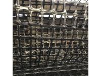 What are the specifications for installing geogrid in retaining walls?