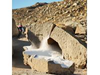 How does stone cracking powder work in granite separation?